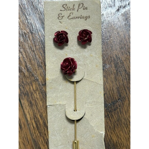 Vintage Red Rose Stick Pin Brooch And Rose Earring Studs New On Card - Picture 3 of 5